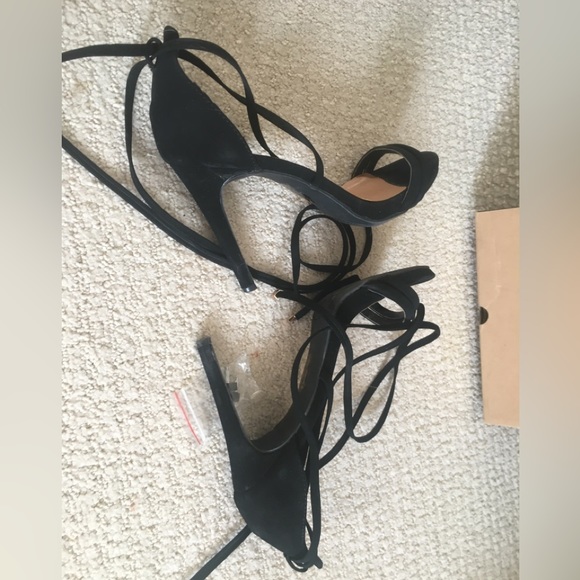 Le Chateau AI22 Black Heels - Picture 5 of 9